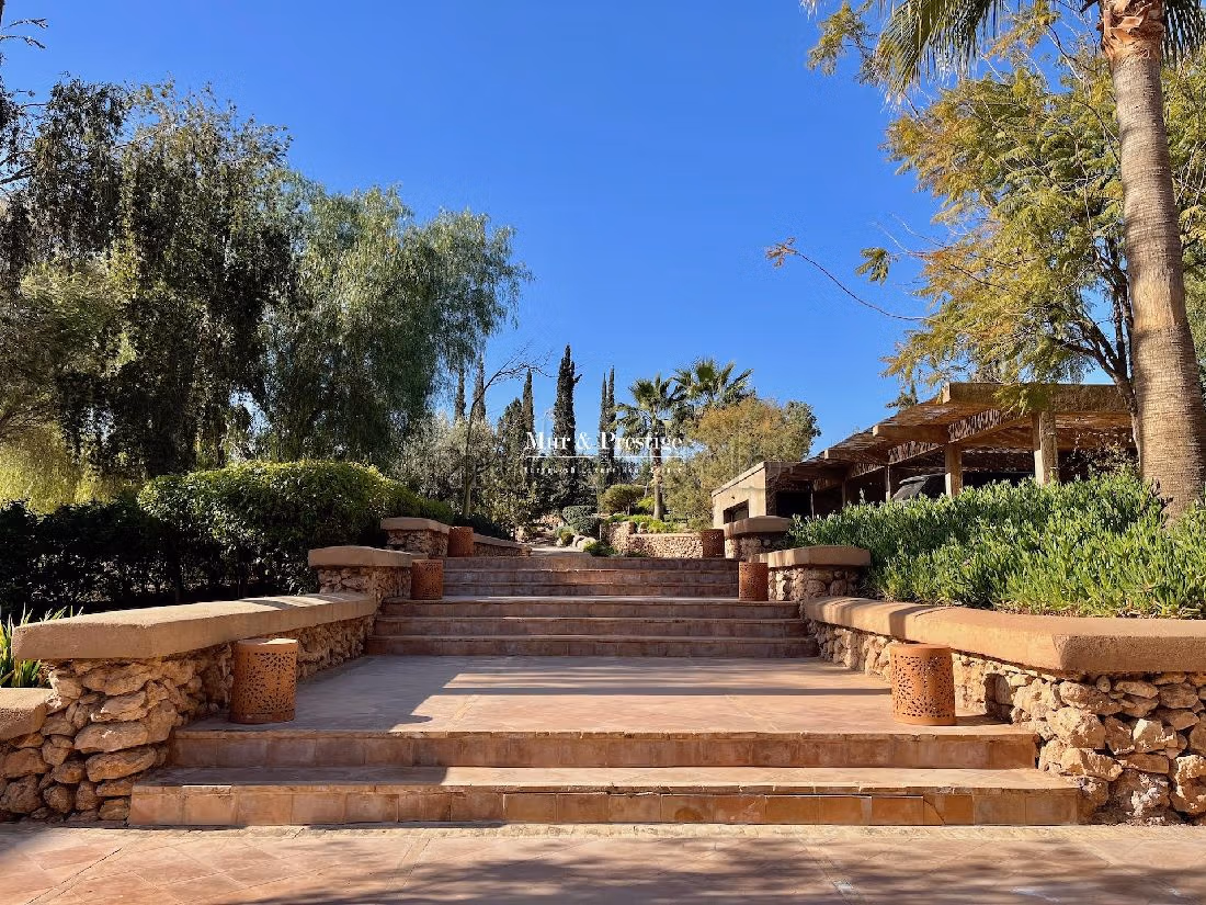 فيلا جميلة للبيع بطريق امزميز. 5 قطع كبيرة. شرفة وحديقة