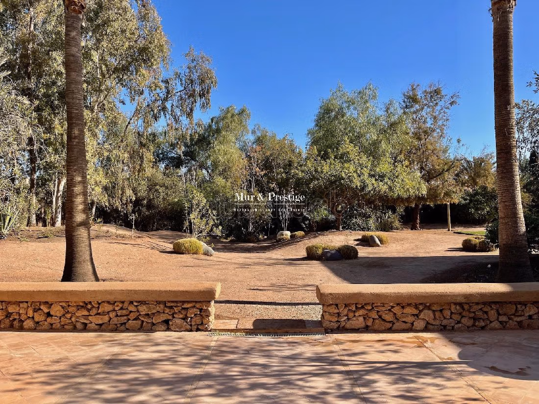 فيلا جميلة للبيع بطريق امزميز. 5 قطع كبيرة. شرفة وحديقة