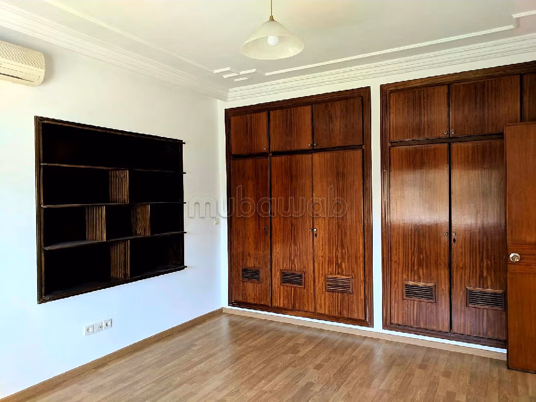 Lujosa villa en alquiler en Californie. 3 habitaciones confortables. Parking y terraza.