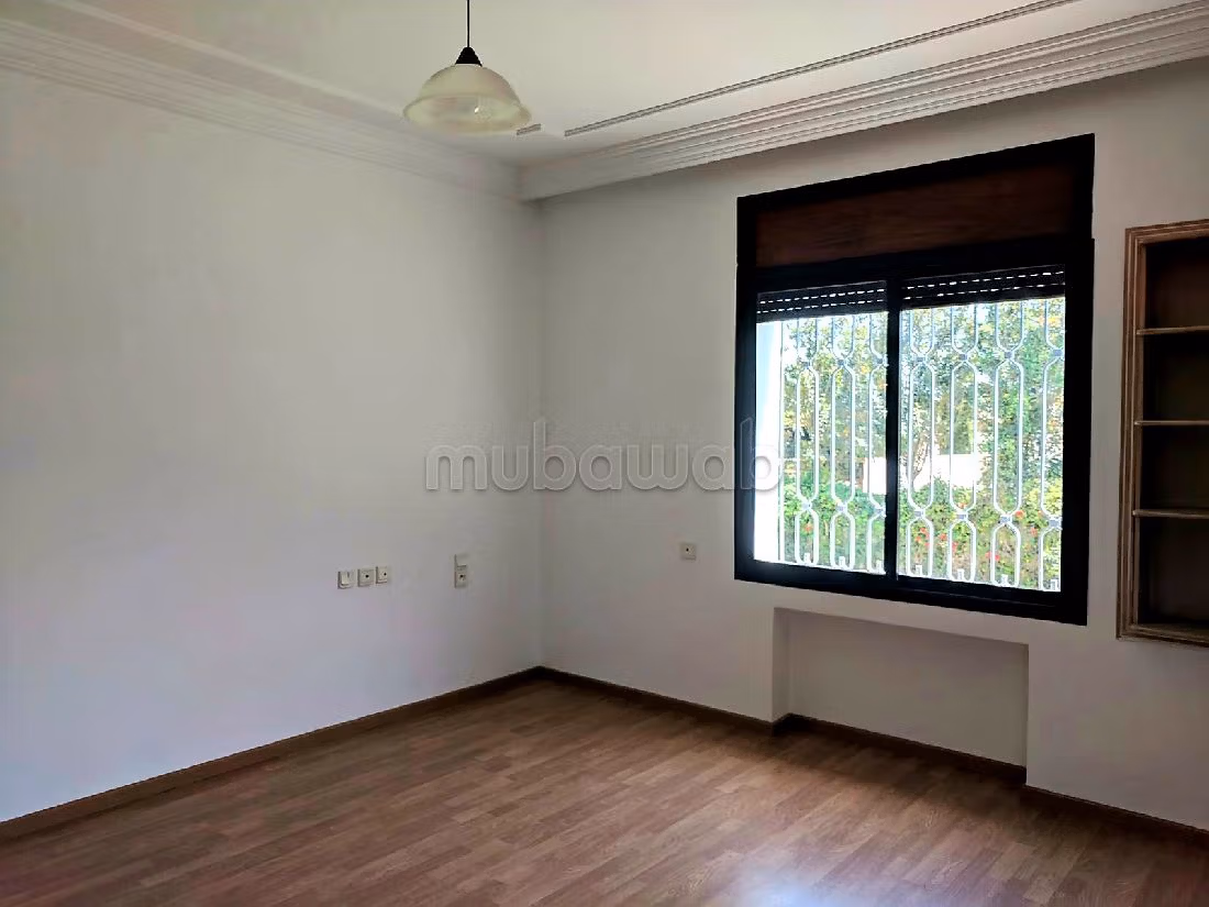 Lujosa villa en alquiler en Californie. 3 habitaciones confortables. Parking y terraza.