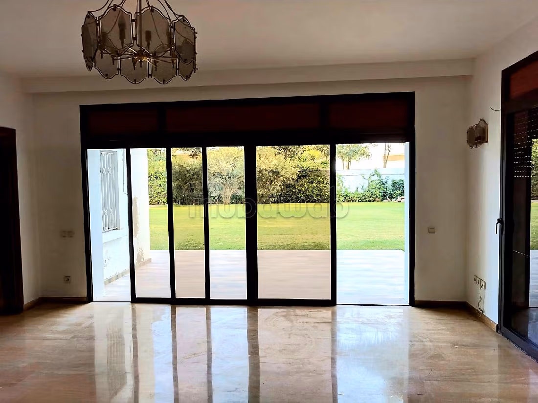 Lujosa villa en alquiler en Californie. 3 habitaciones confortables. Parking y terraza.