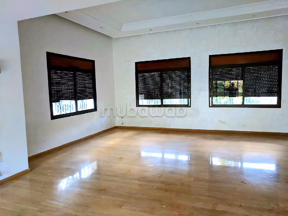 Lujosa villa en alquiler en Californie. 3 habitaciones confortables. Parking y terraza.