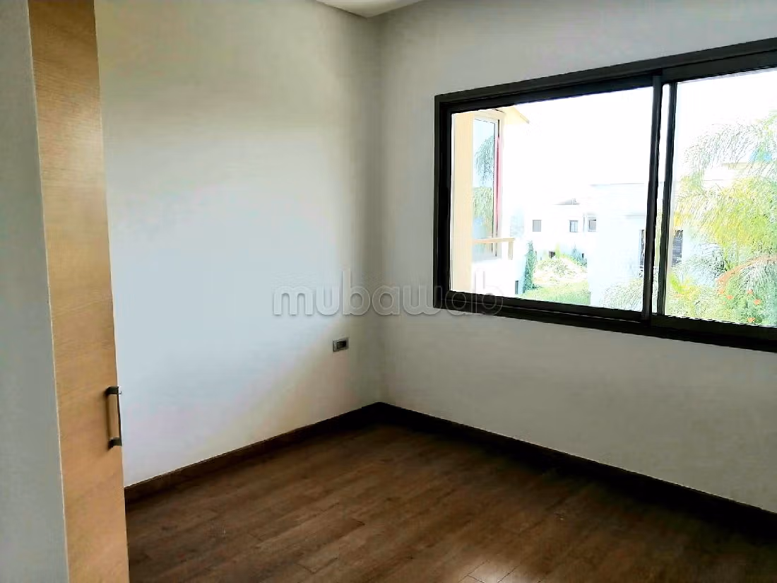 Lujosa villa en alquiler en Californie. 3 habitaciones confortables. Parking y terraza.