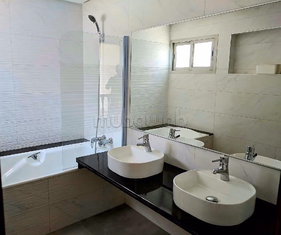 Lujosa villa en alquiler en Californie. 3 habitaciones confortables. Parking y terraza.