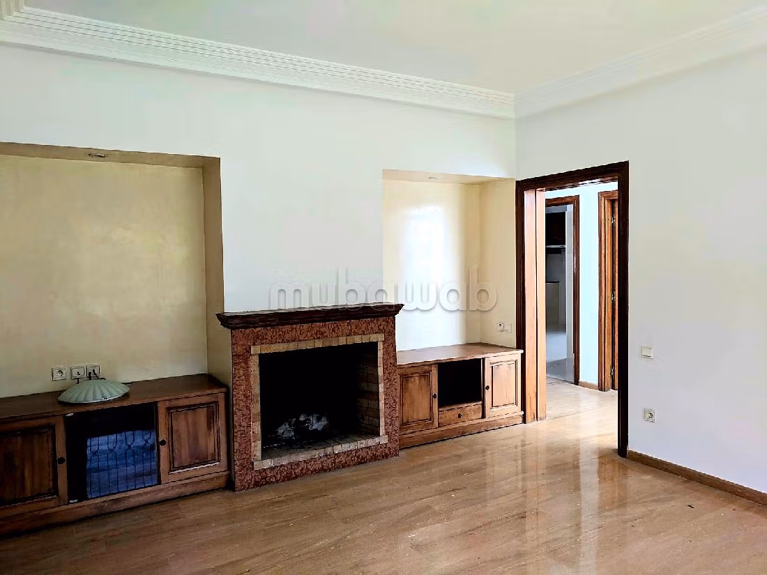 Lujosa villa en alquiler en Californie. 3 habitaciones confortables. Parking y terraza.