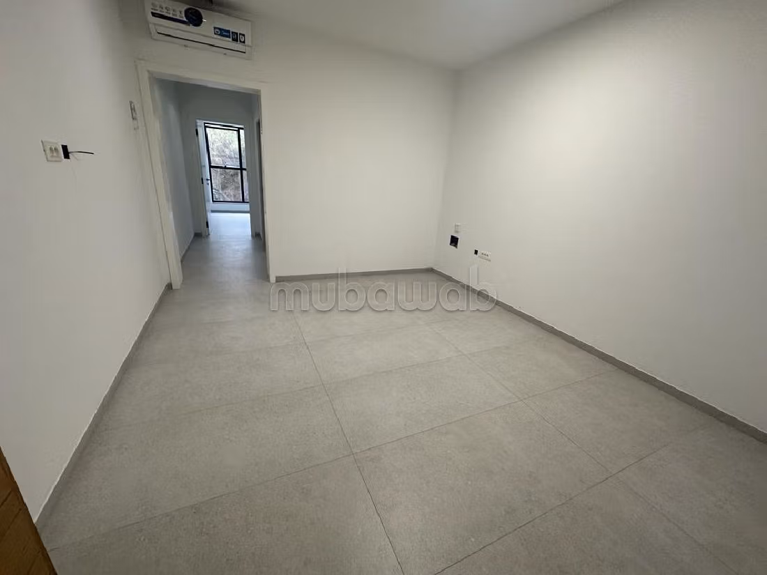 Offices for sale in El Menzah 5. Small area 55 m². Lift and terrace