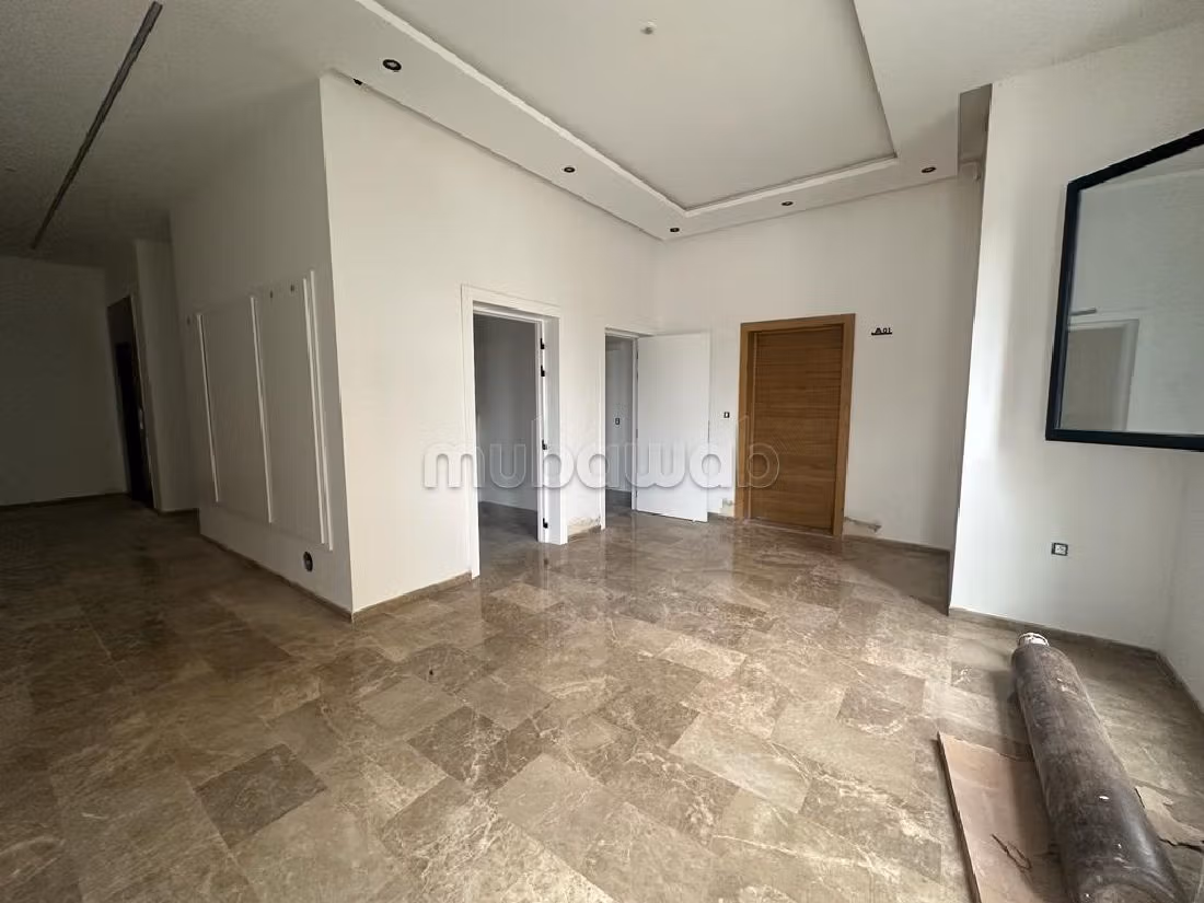 Offices for sale in El Menzah 5. Small area 55 m². Lift and terrace