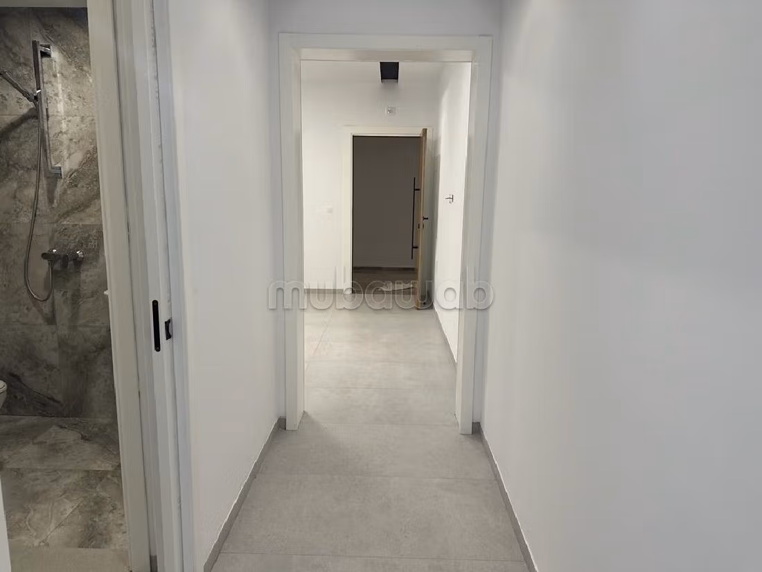 Offices for sale in El Menzah 5. Small area 55 m². Lift and terrace