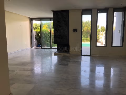 Alquiler de villa de alta gama. Area 320 m². Cocina bien equipada. 