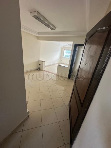 عقارت تجارية للكراء ببلفدير. المساحة الإجمالية 90 م². تتوفر الإقامة على خدمة الكونسياج ونظام تكييف الهواء. 