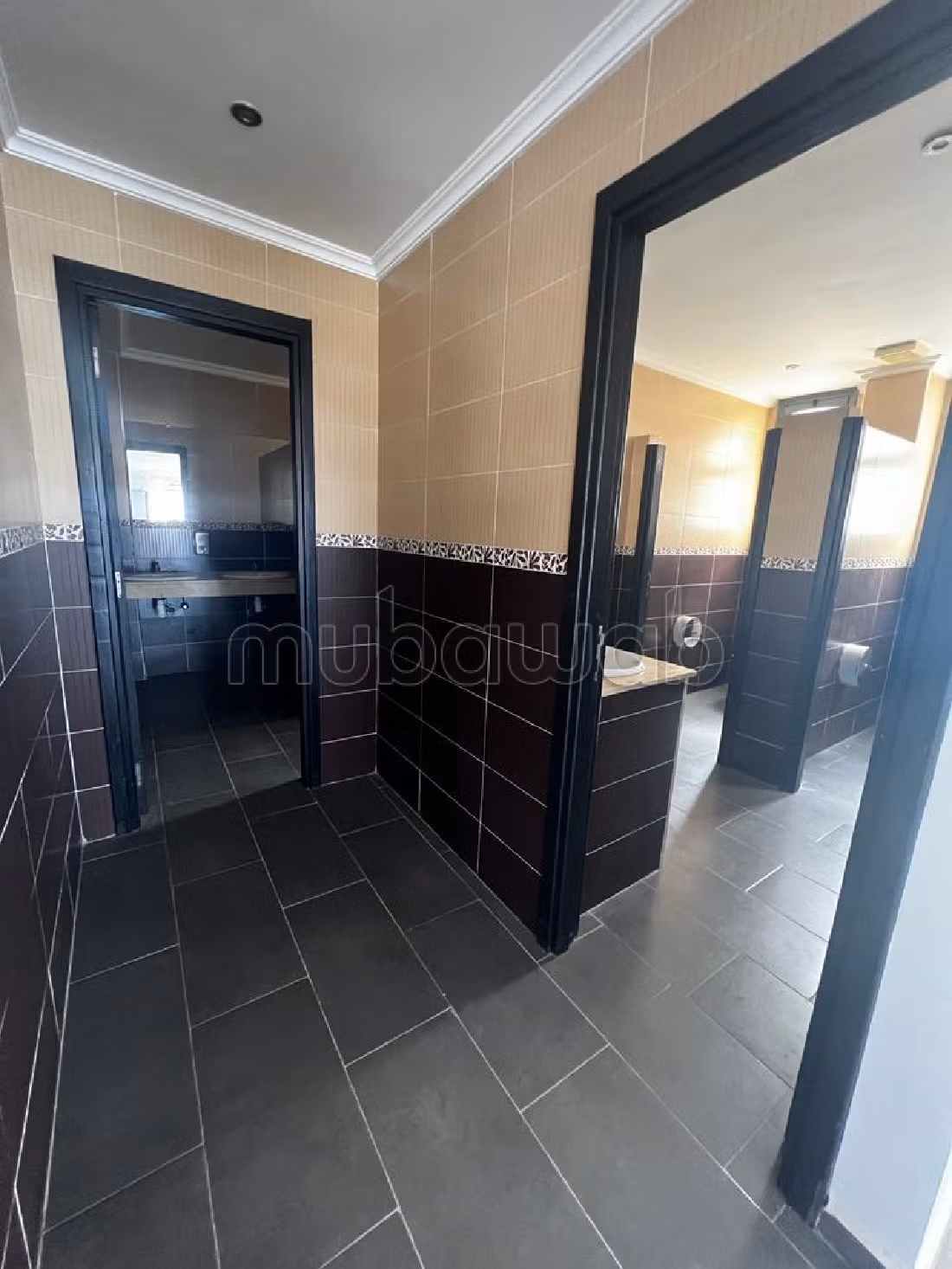 Ufficio da affittare. Superficie 2400 m². Servizio di concierge e aria condizionata. 