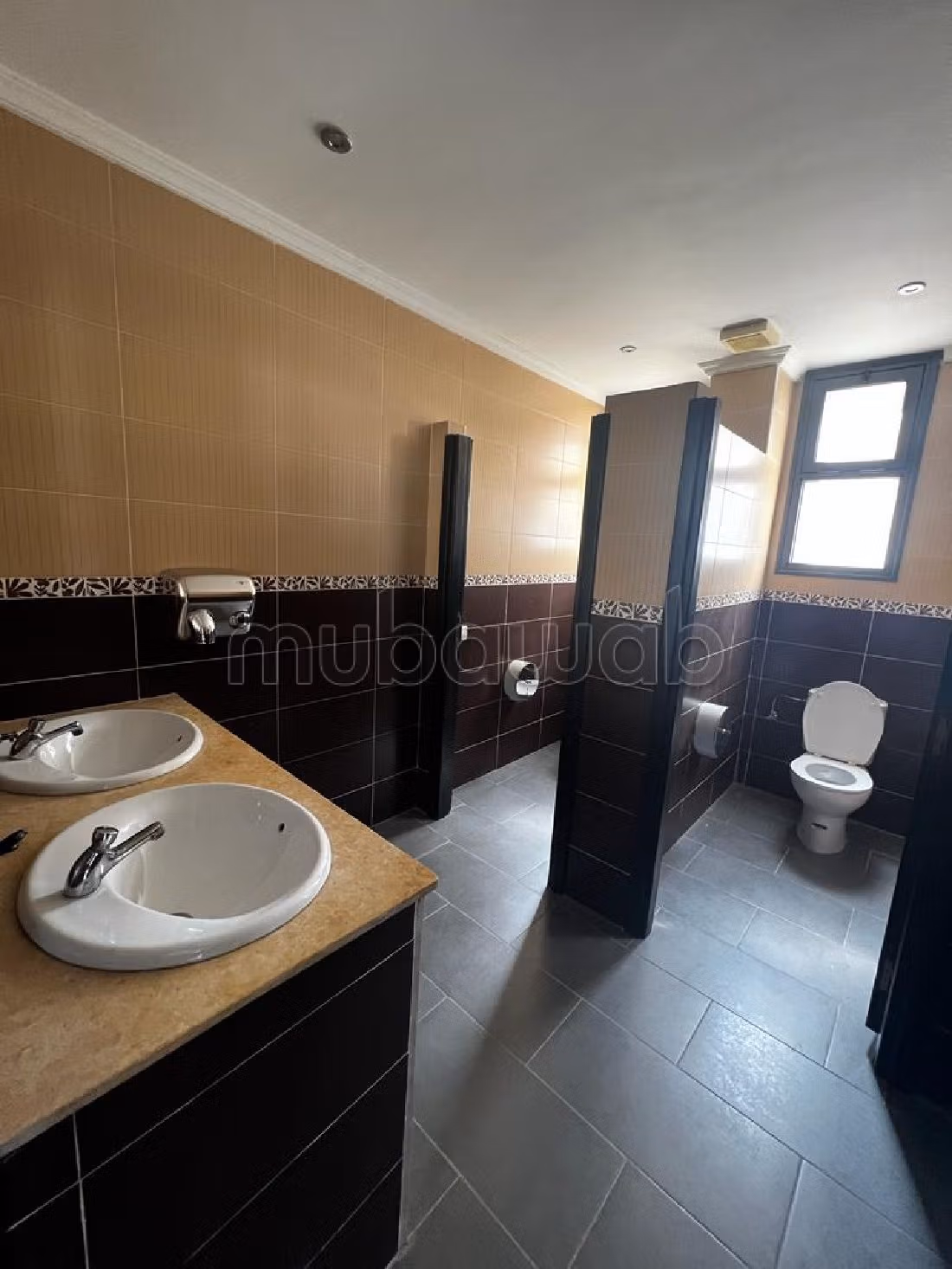 Ufficio da affittare. Superficie 2400 m². Servizio di concierge e aria condizionata. 