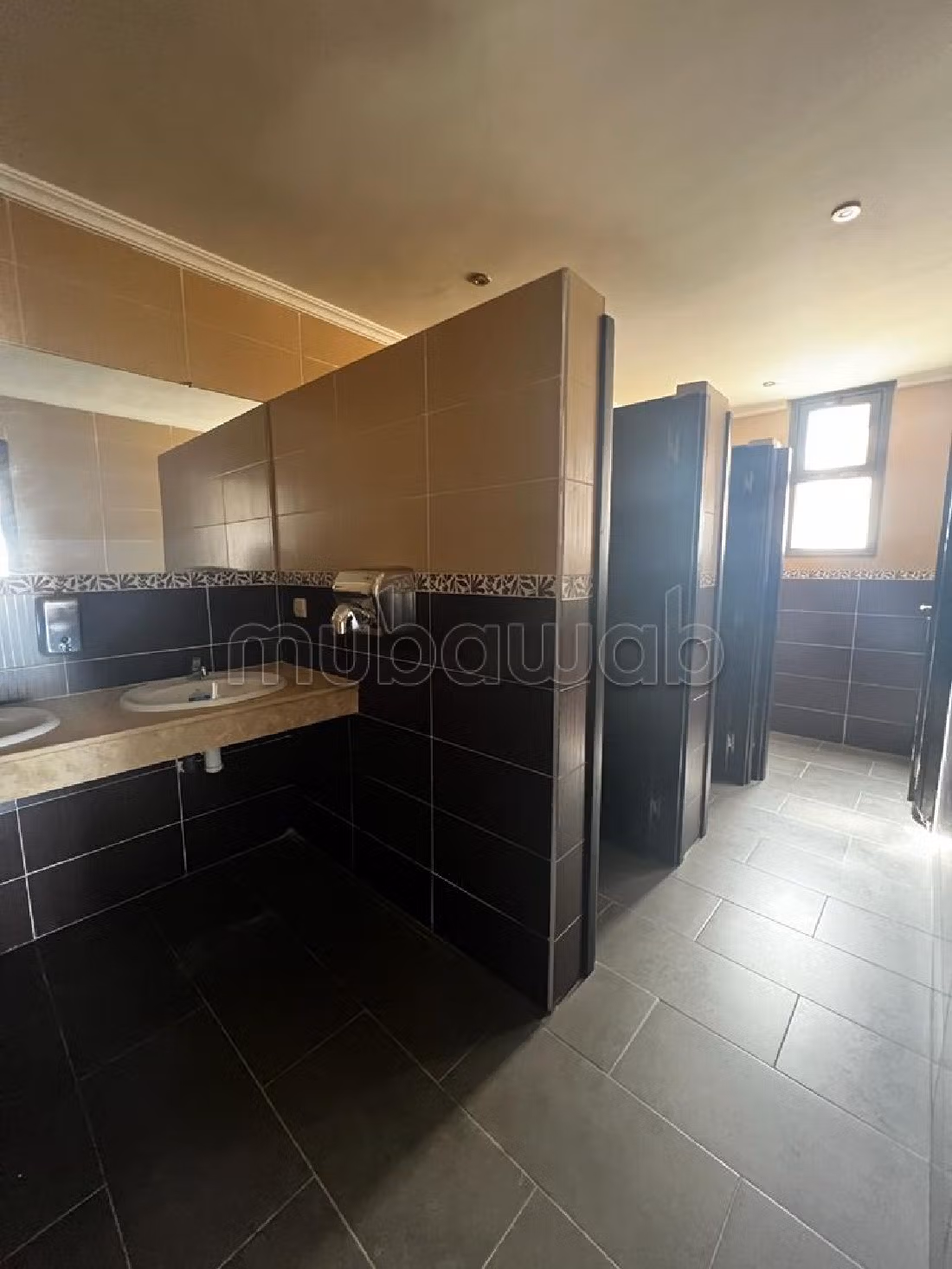 Ufficio da affittare. Superficie 2400 m². Servizio di concierge e aria condizionata. 