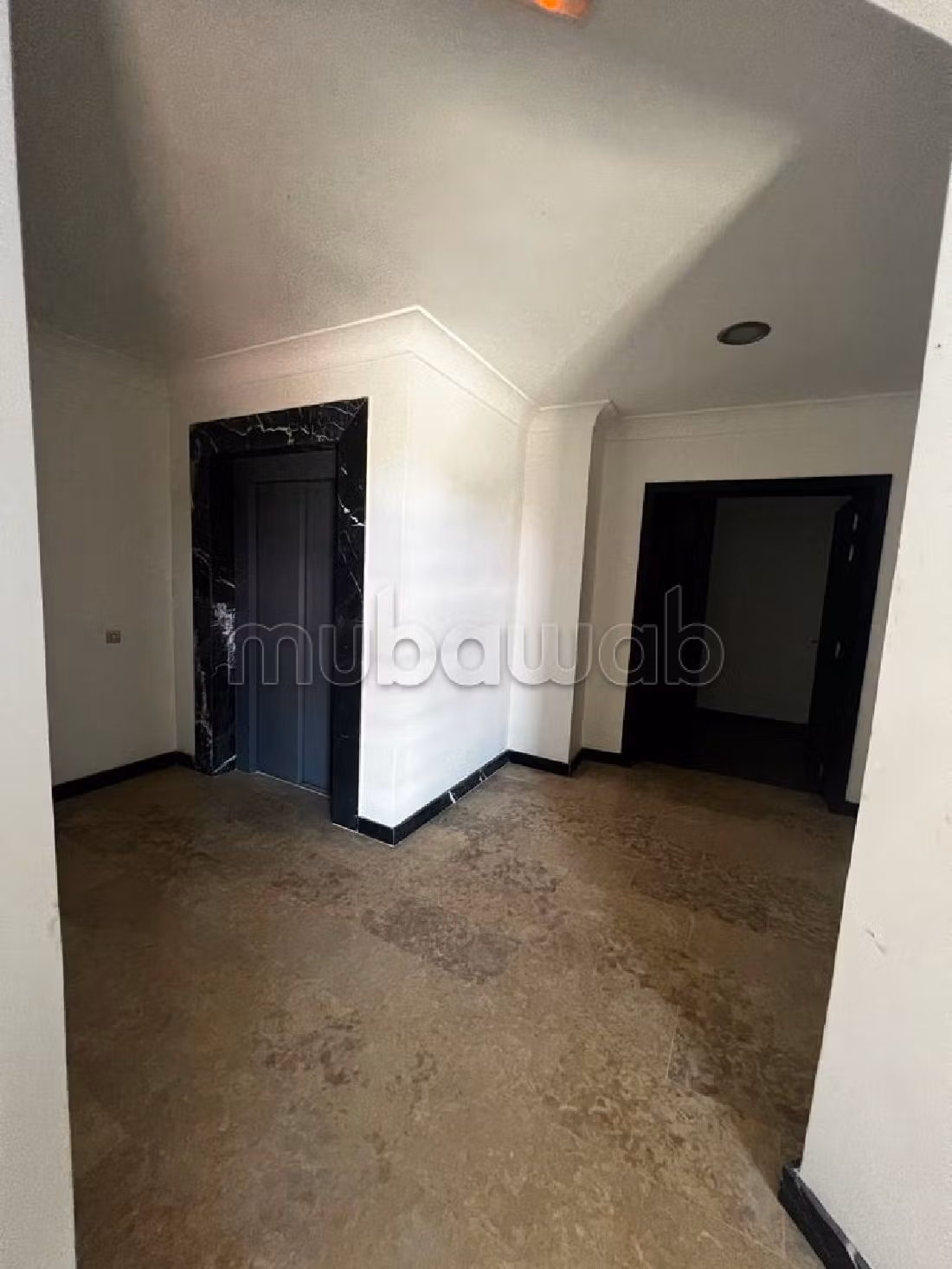 Ufficio da affittare. Superficie 2400 m². Servizio di concierge e aria condizionata. 