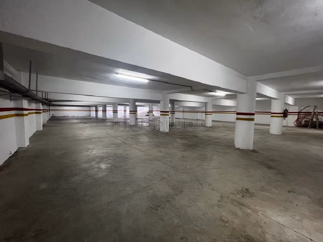 Ufficio da affittare. Superficie 2400 m². Servizio di concierge e aria condizionata. 