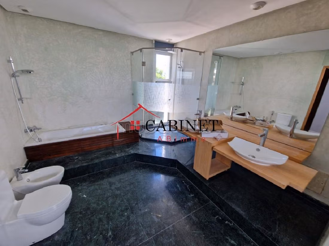 كراء فيلا فاخرة بالسويسي. 5 غرف رائعة. باب قوي ومتين وجهاز التدفئة المركزية