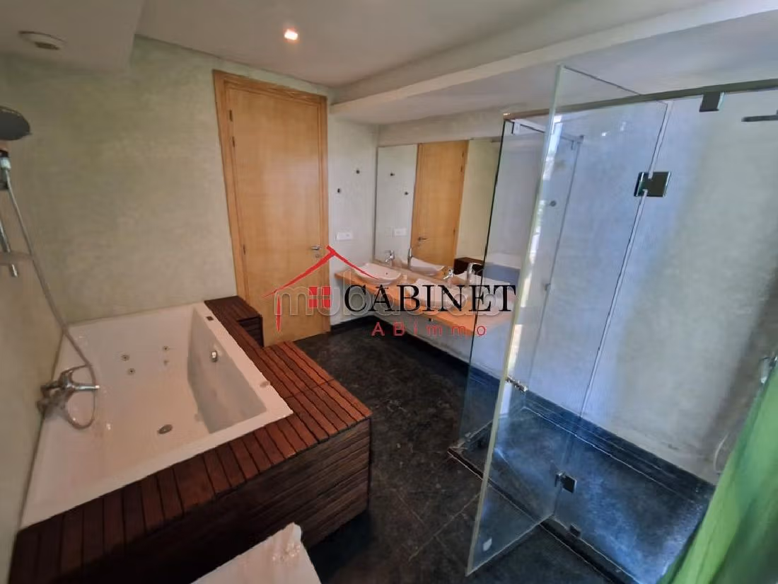 كراء فيلا فاخرة بالسويسي. 5 غرف رائعة. باب قوي ومتين وجهاز التدفئة المركزية