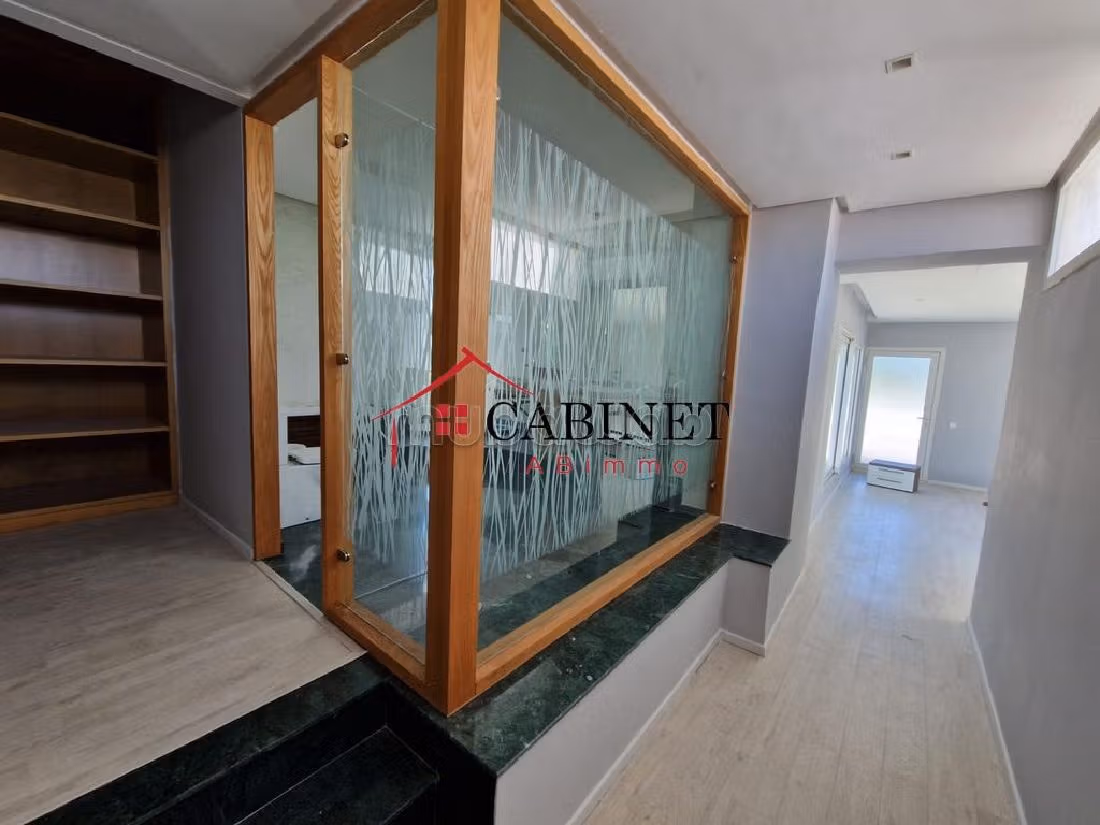 كراء فيلا فاخرة بالسويسي. 5 غرف رائعة. باب قوي ومتين وجهاز التدفئة المركزية