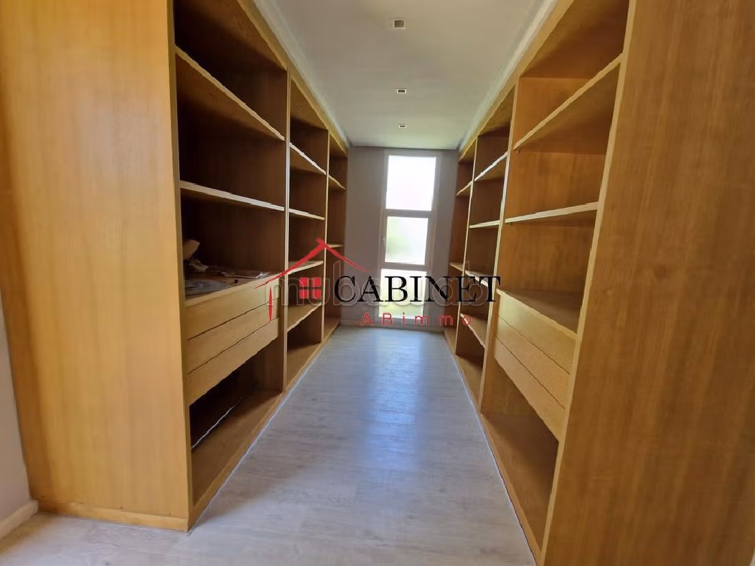 كراء فيلا فاخرة بالسويسي. 5 غرف رائعة. باب قوي ومتين وجهاز التدفئة المركزية