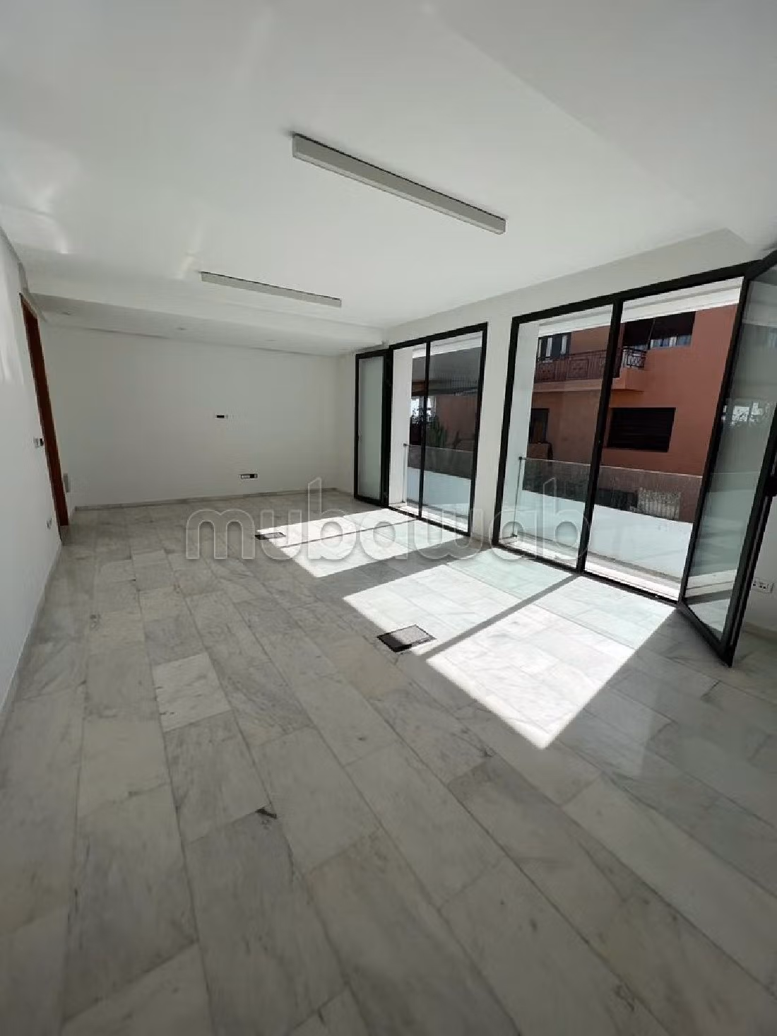 Oficinas en alquiler en CIL (Hay Salam). Superficie de 300 m². Jardín y terraza. 