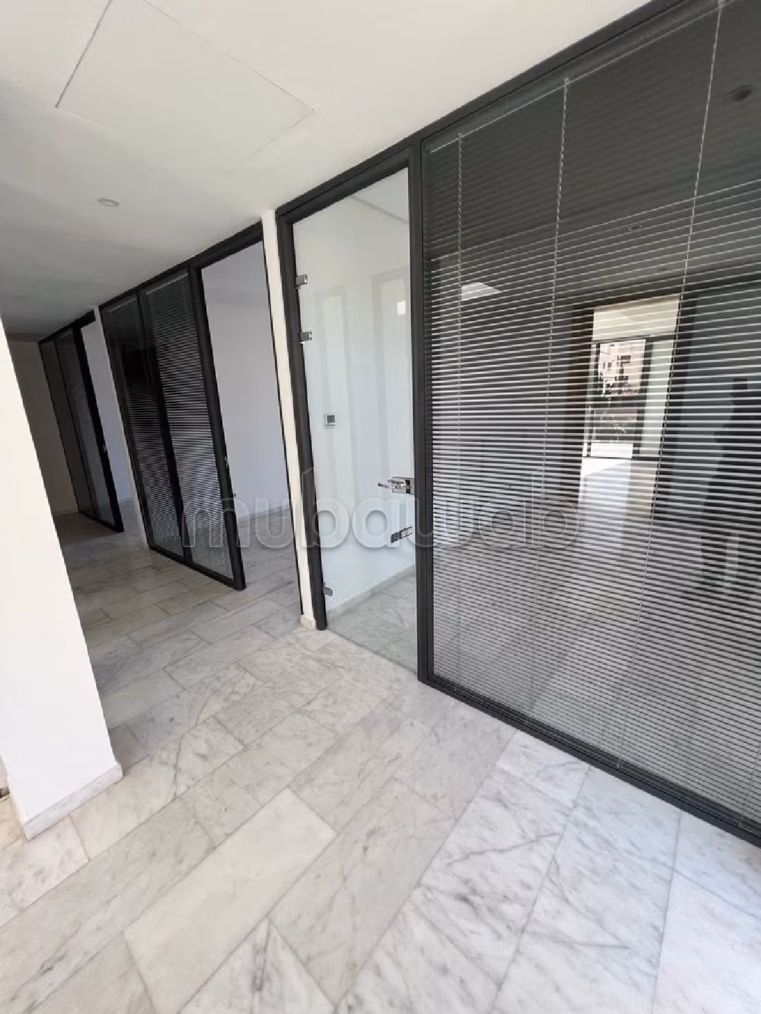 Oficinas en alquiler en CIL (Hay Salam). Superficie de 300 m². Jardín y terraza. 