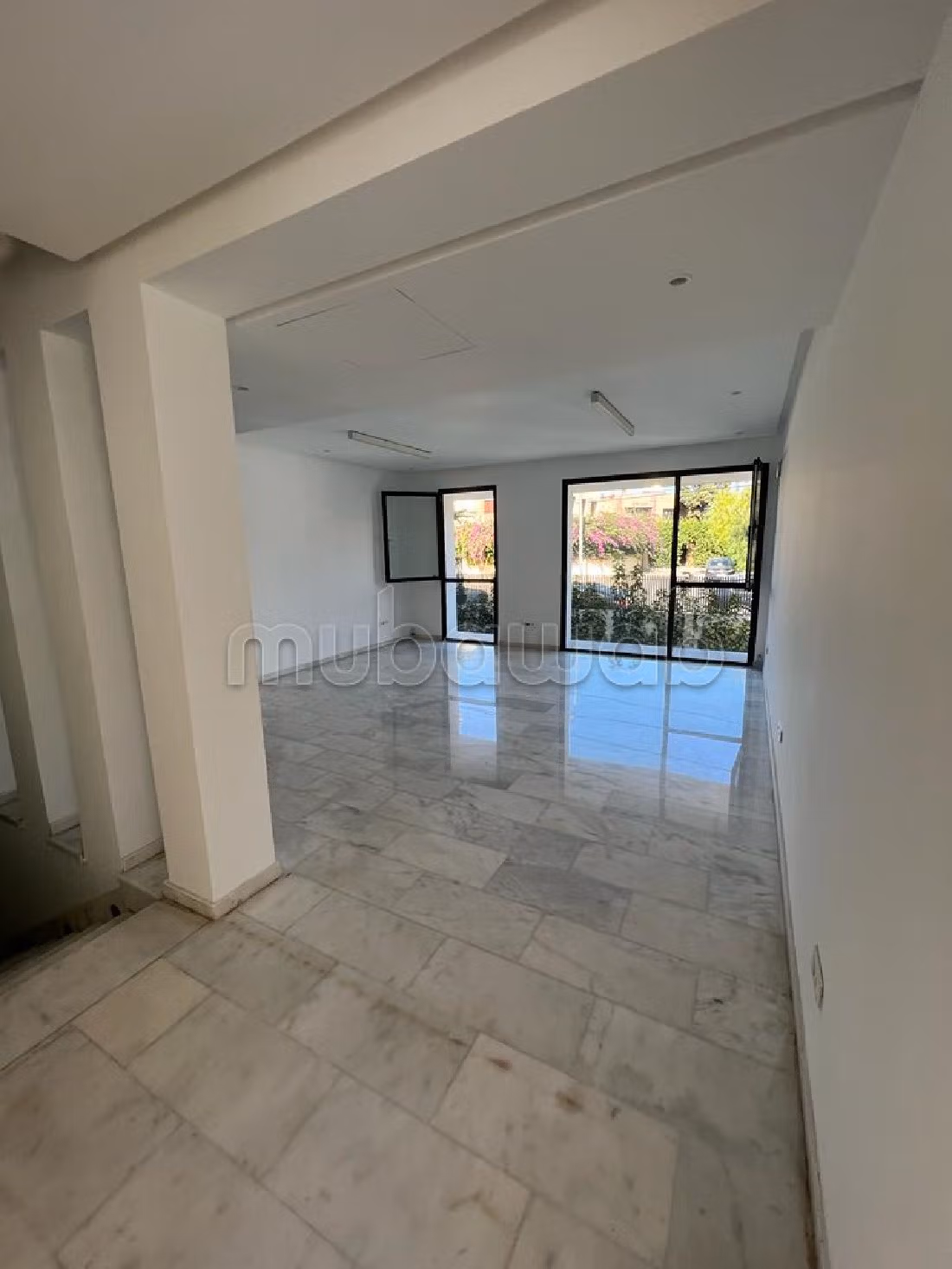 Oficinas en alquiler en CIL (Hay Salam). Superficie de 300 m². Jardín y terraza. 