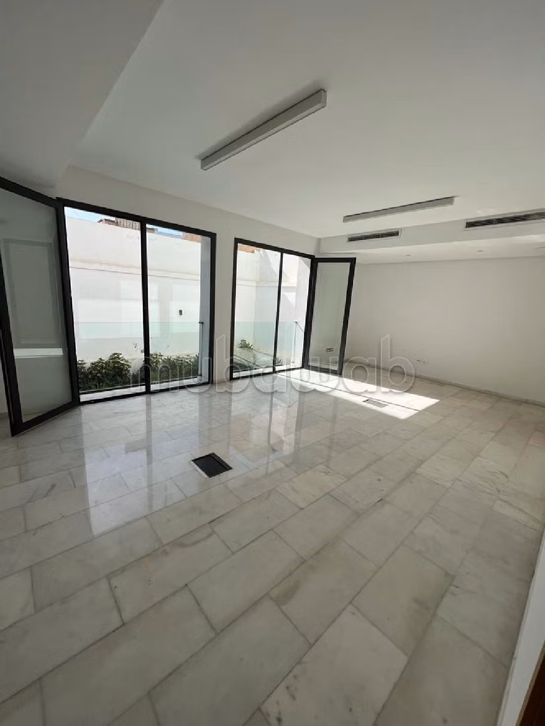 Oficinas en alquiler en CIL (Hay Salam). Superficie de 300 m². Jardín y terraza. 