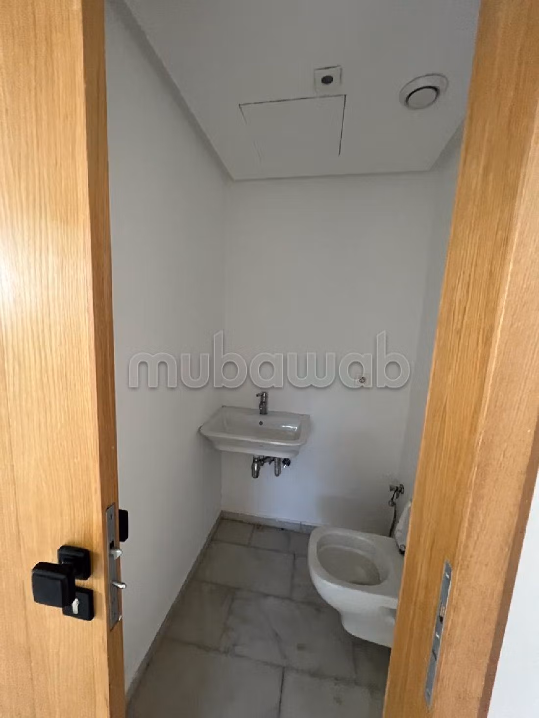 Oficinas en alquiler en CIL (Hay Salam). Superficie de 300 m². Jardín y terraza. 