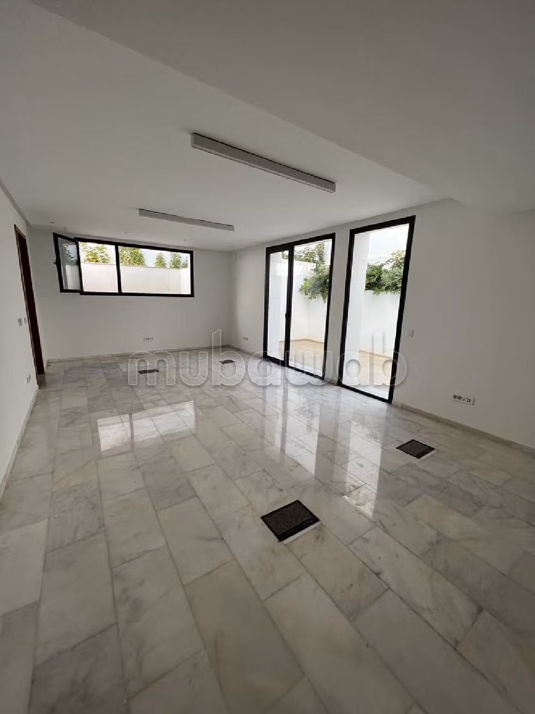 Oficinas en alquiler en CIL (Hay Salam). Superficie de 300 m². Jardín y terraza. 