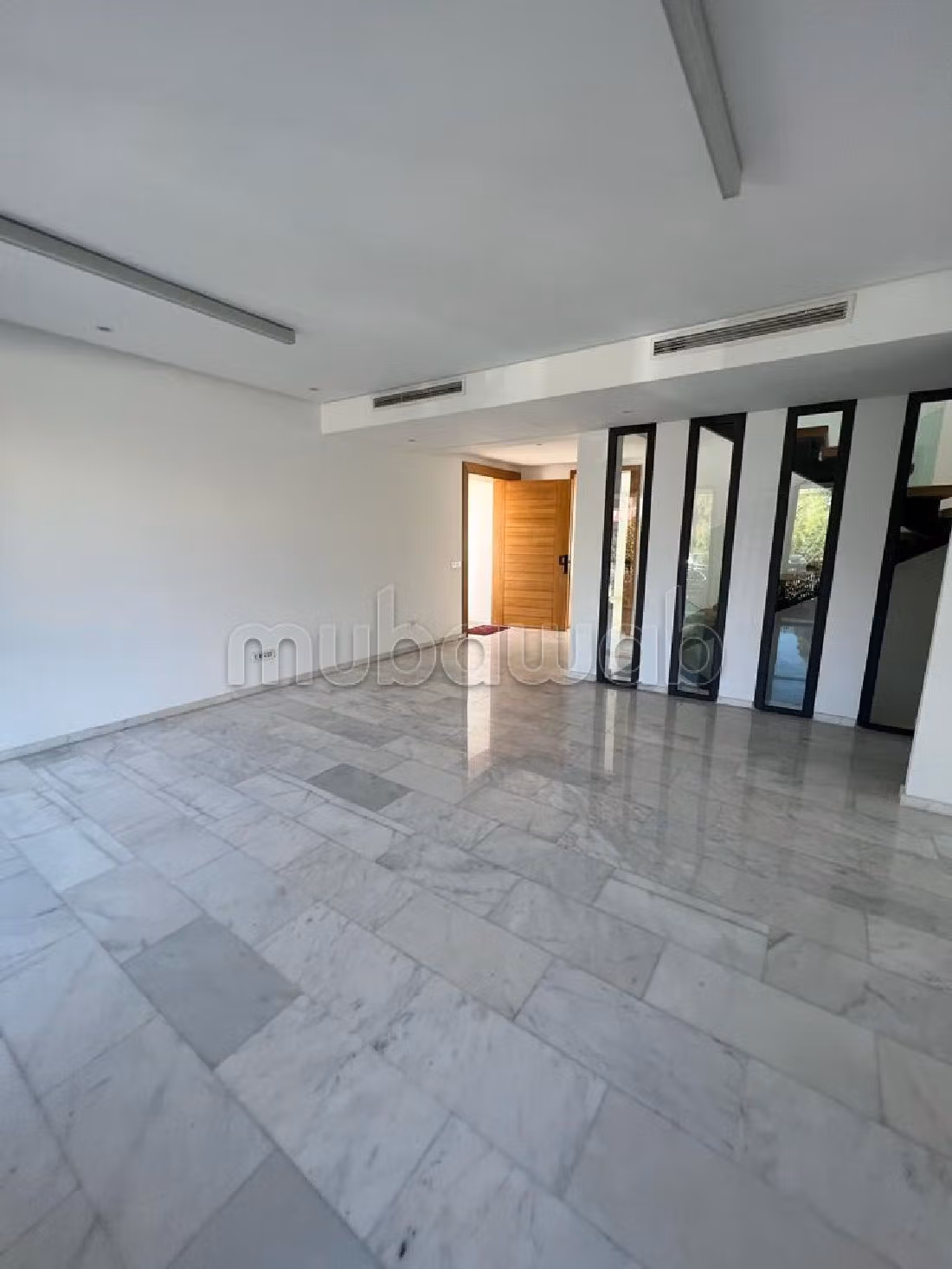 Oficinas en alquiler en CIL (Hay Salam). Superficie de 300 m². Jardín y terraza. 