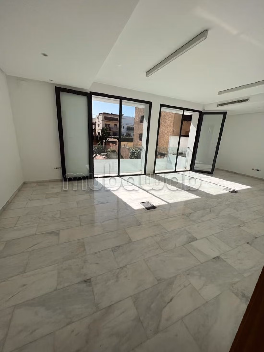 Oficinas en alquiler en CIL (Hay Salam). Superficie de 300 m². Jardín y terraza. 