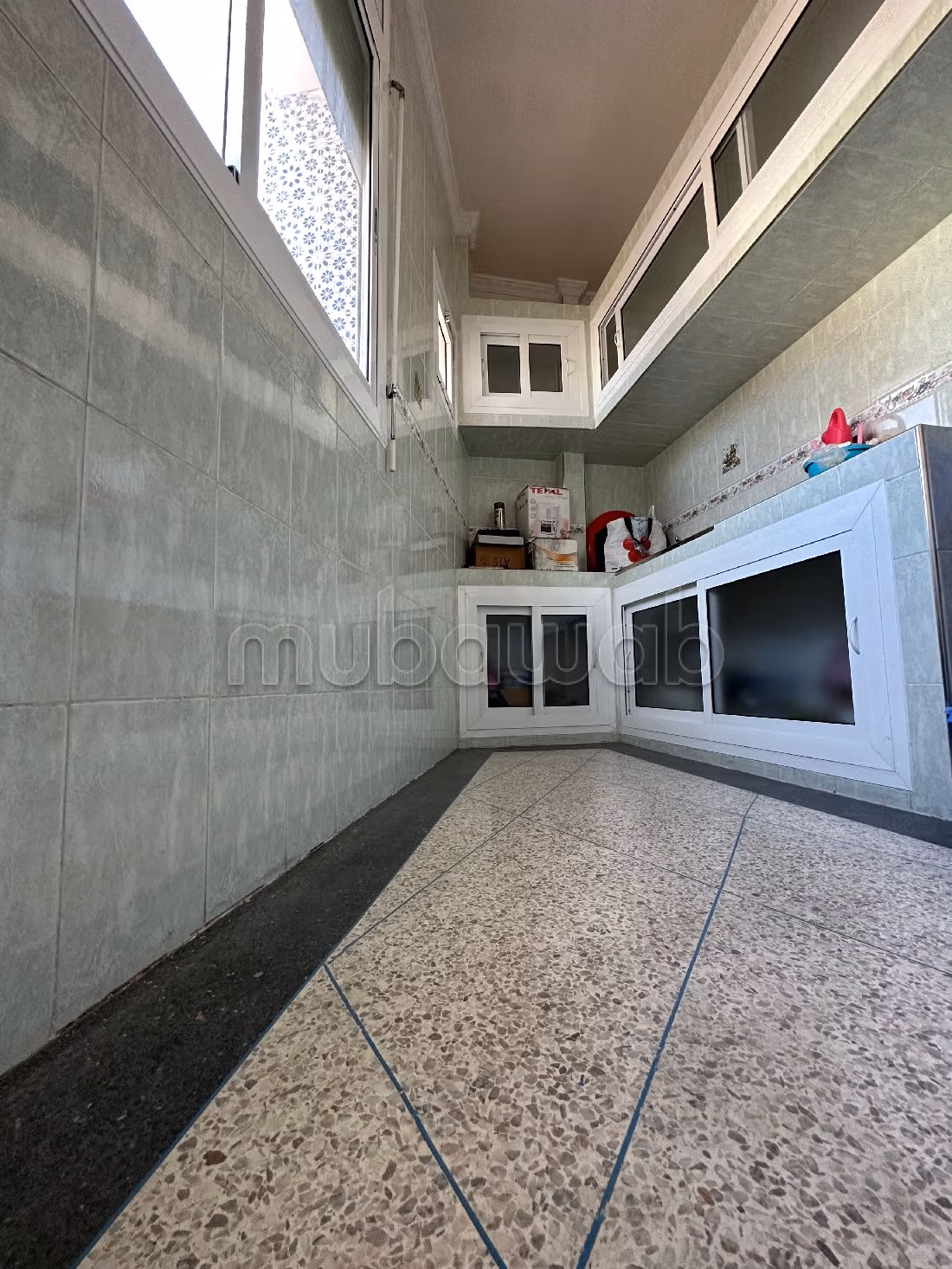 House for sale. Large area 810 m². Equipped kitchen.