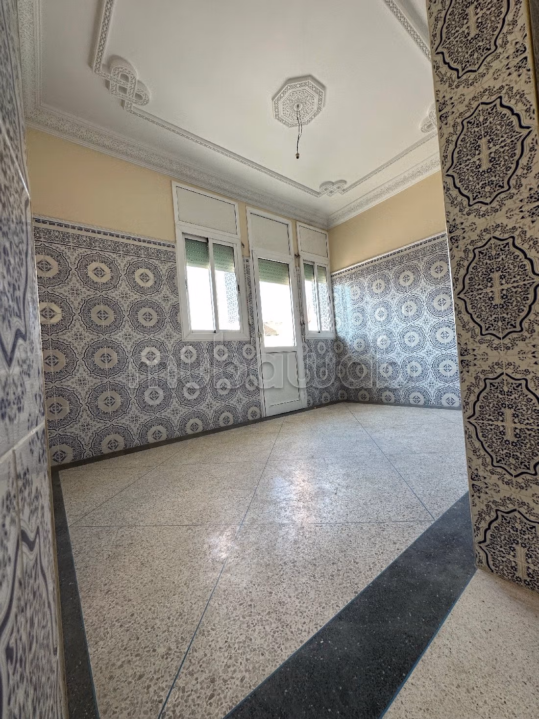 House for sale. Large area 810 m². Equipped kitchen.