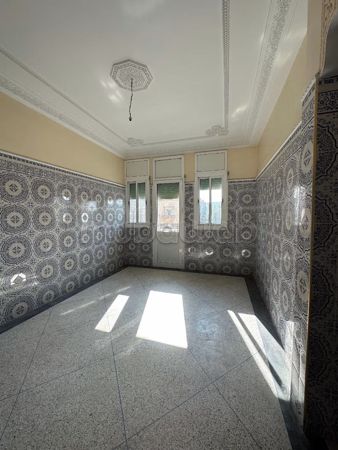 House for sale. Large area 810 m². Equipped kitchen.