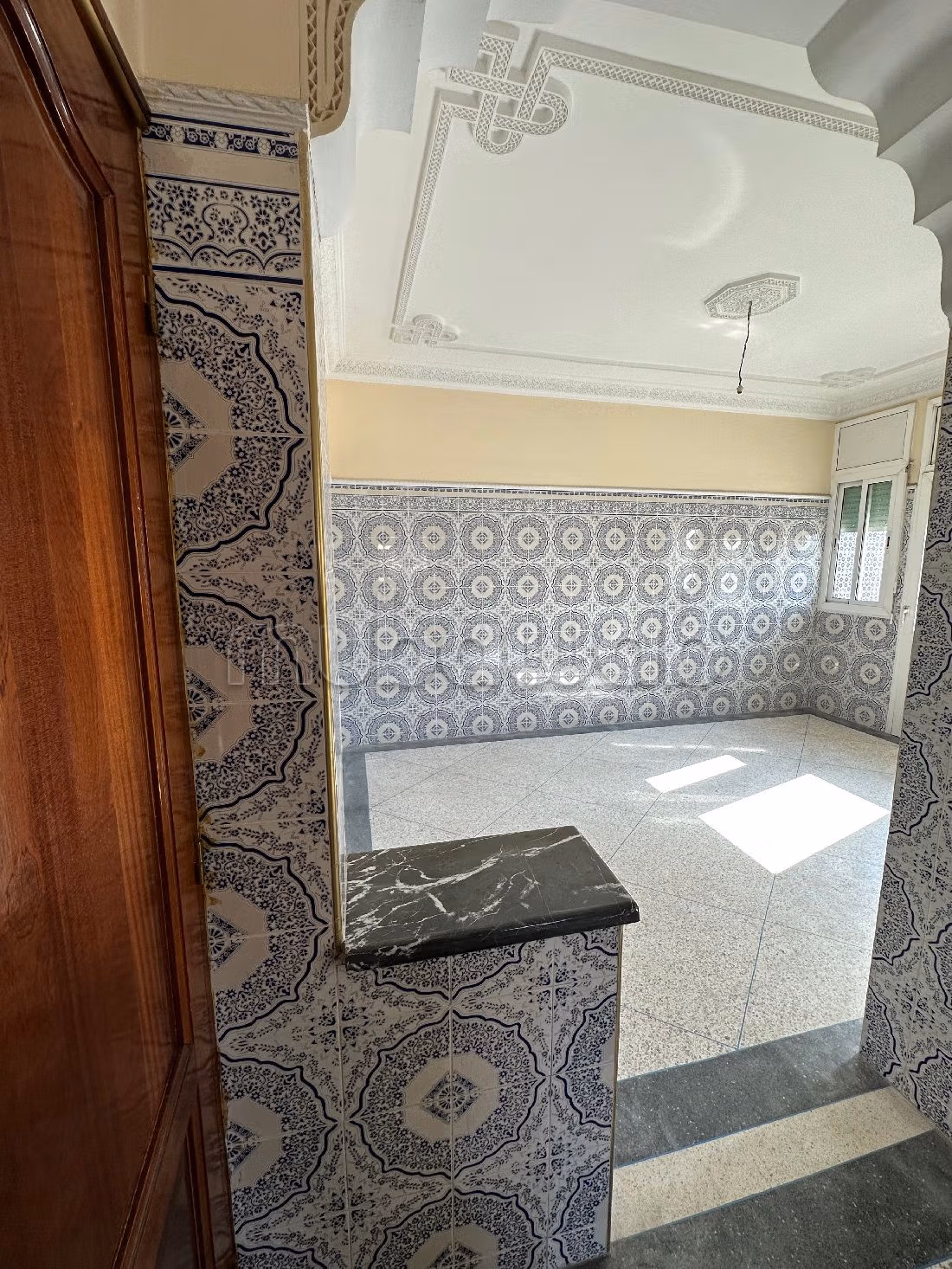 House for sale. Large area 810 m². Equipped kitchen.