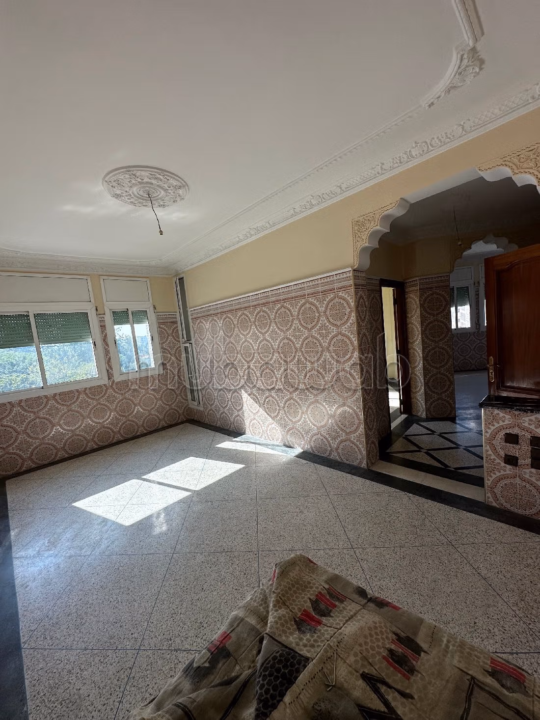 House for sale. Large area 810 m². Equipped kitchen.