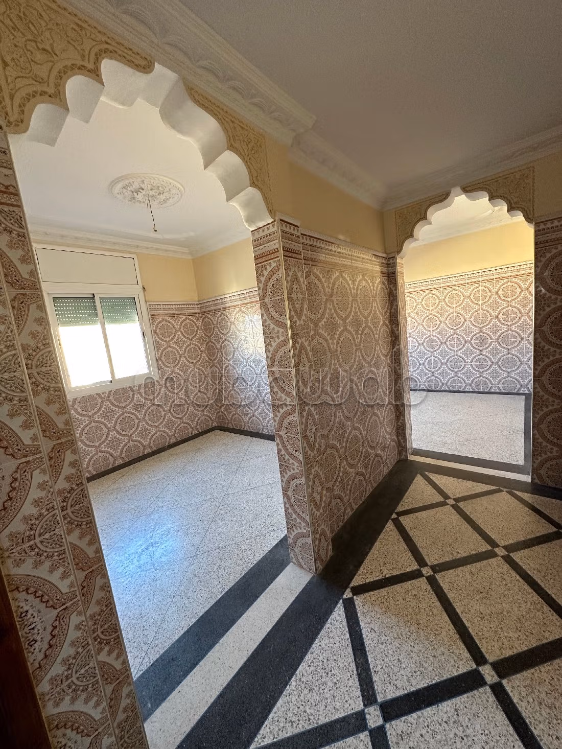 House for sale. Large area 810 m². Equipped kitchen.