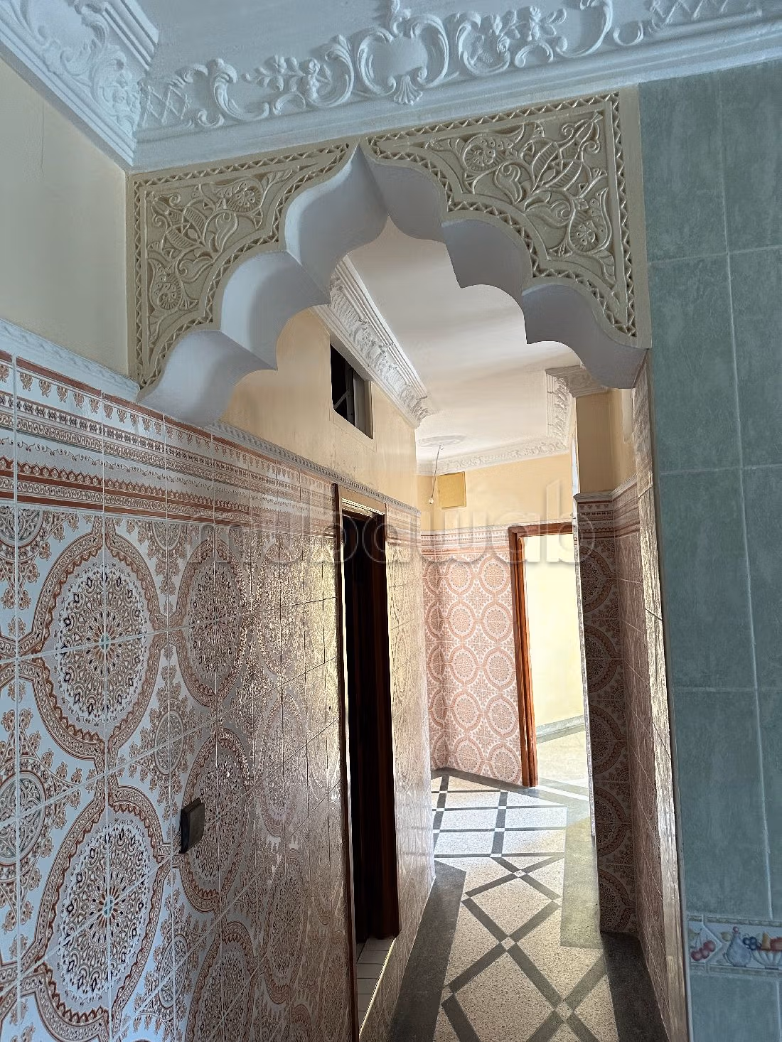 House for sale. Large area 810 m². Equipped kitchen.