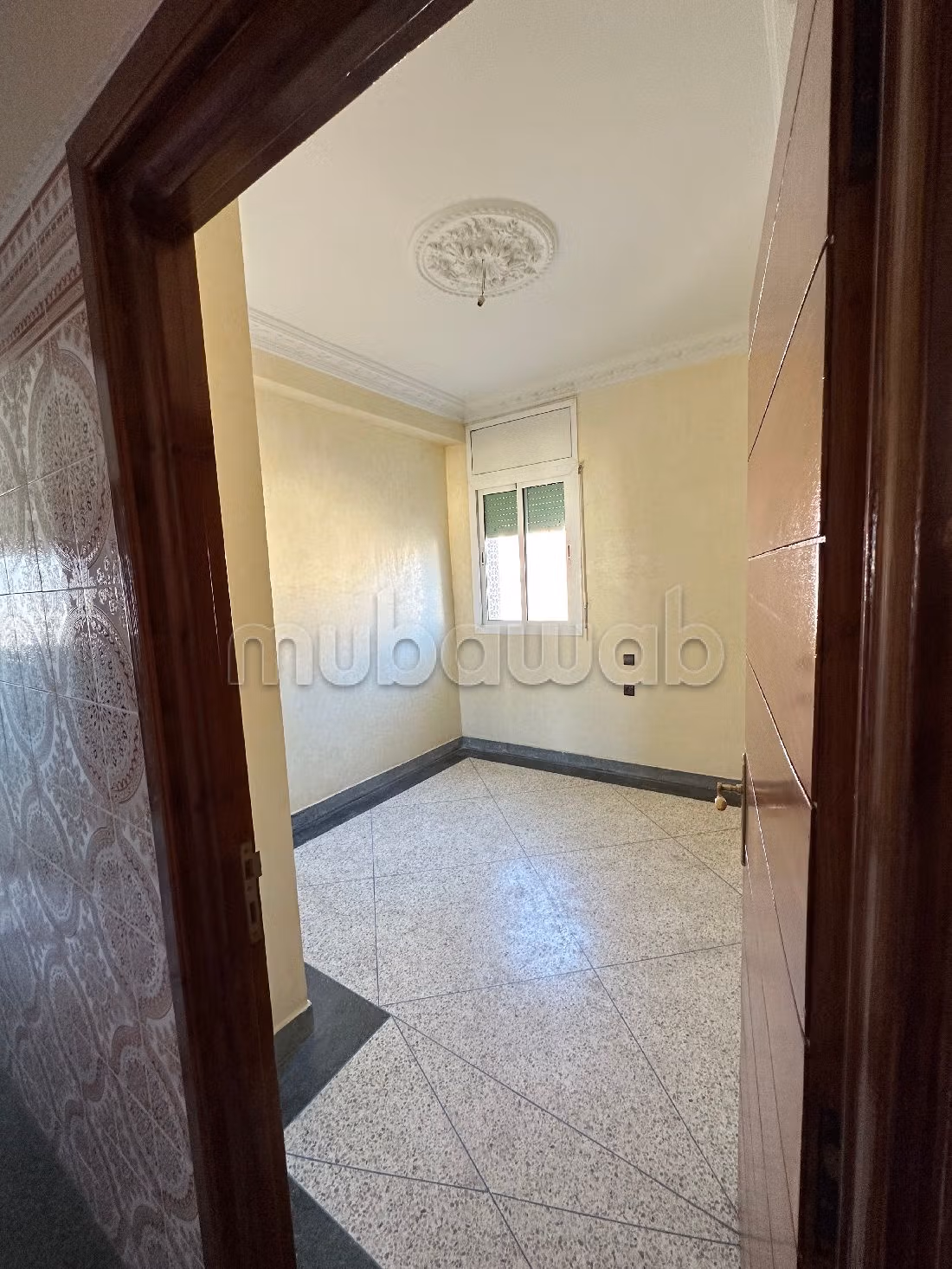 House for sale. Large area 810 m². Equipped kitchen.