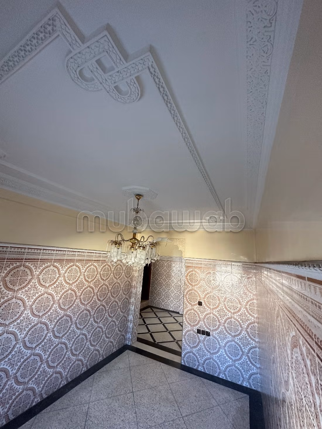 House for sale. Large area 810 m². Equipped kitchen.