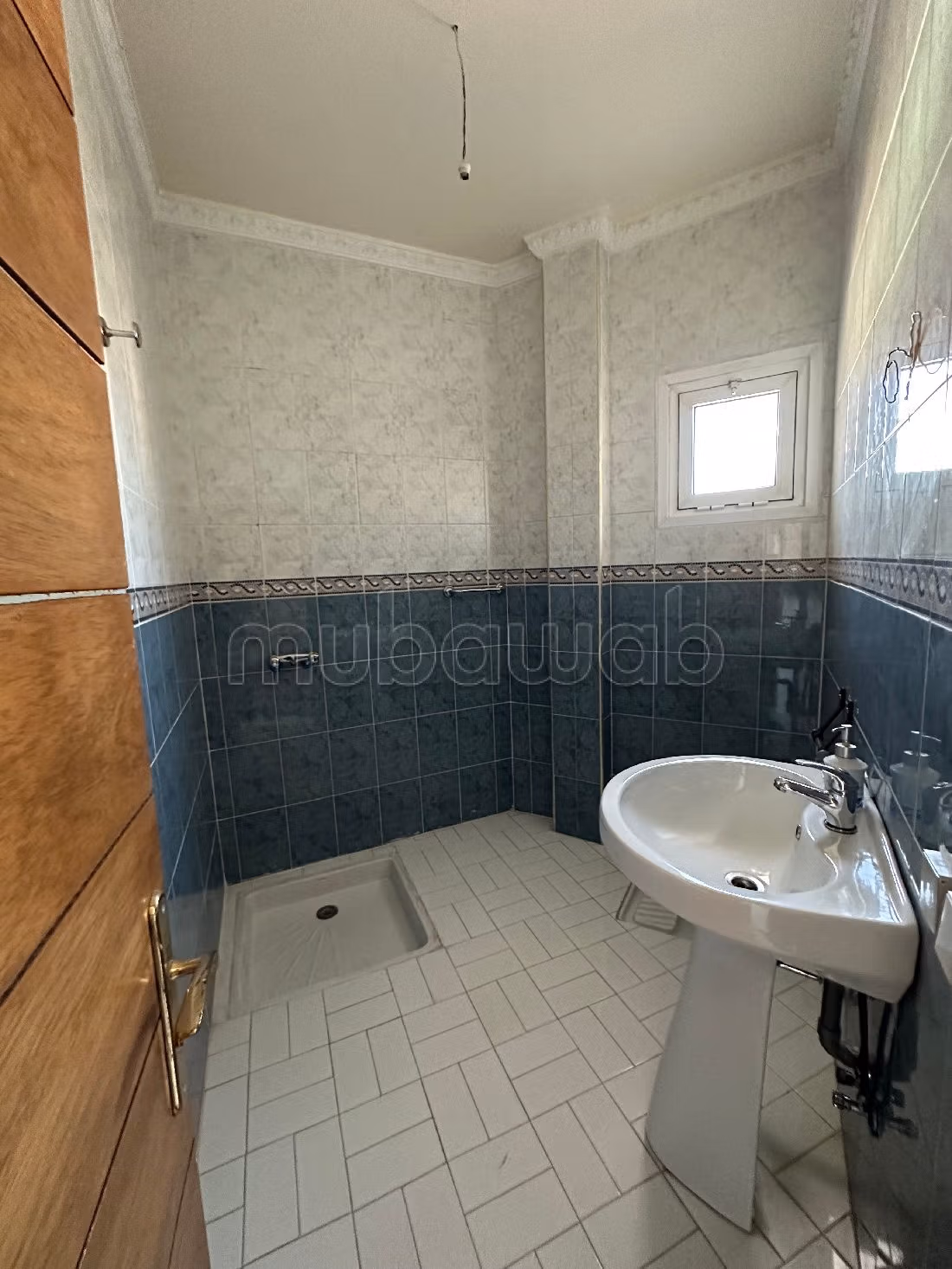 House for sale. Large area 810 m². Equipped kitchen.