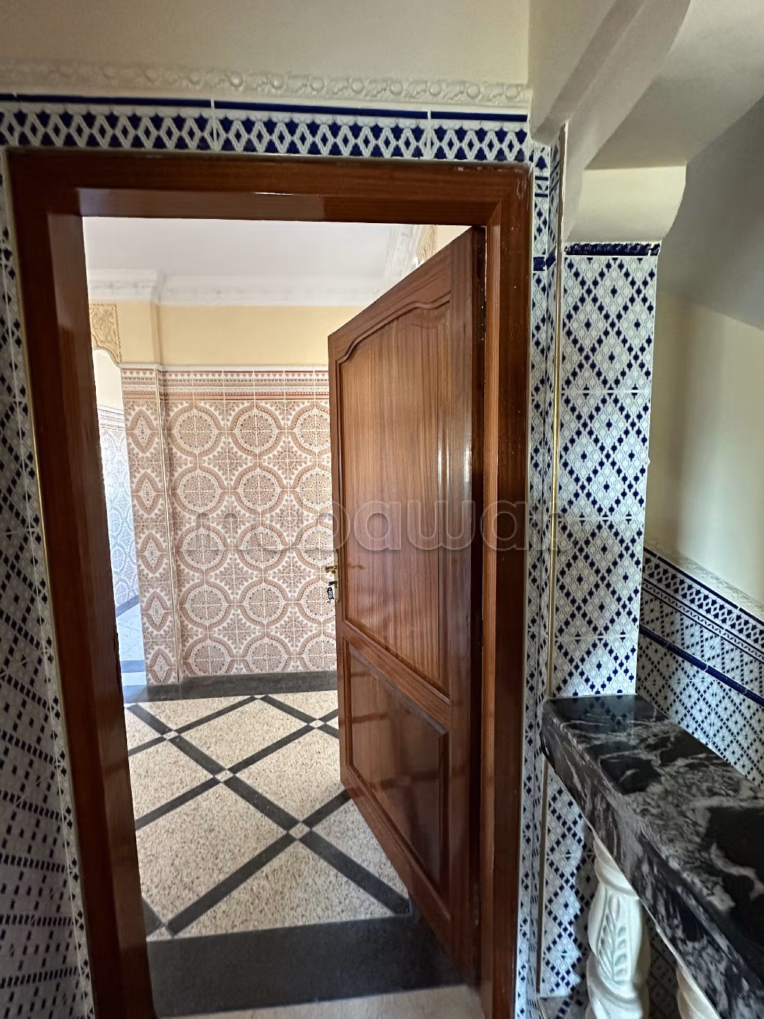 House for sale. Large area 810 m². Equipped kitchen.