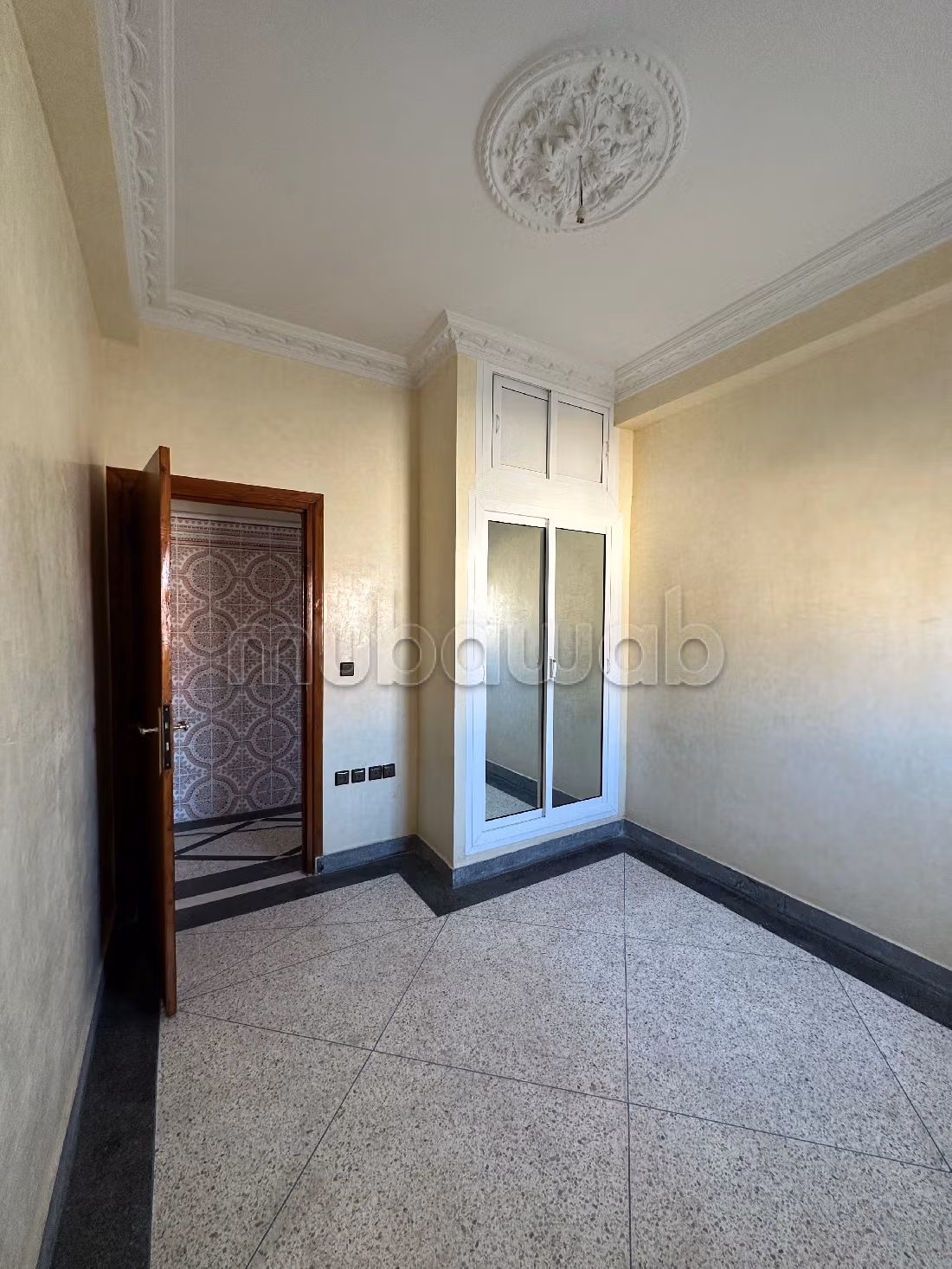 House for sale. Large area 810 m². Equipped kitchen.