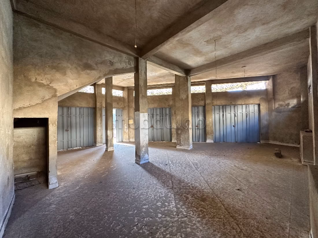 House for sale. Large area 810 m². Equipped kitchen.