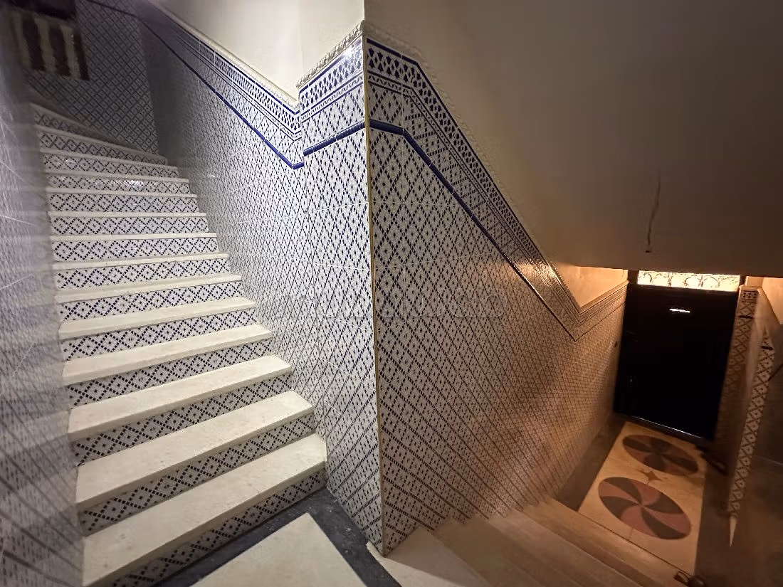 House for sale. Large area 810 m². Equipped kitchen.