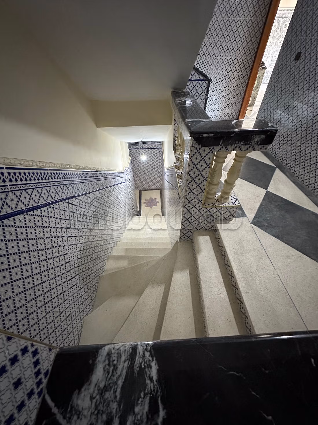 House for sale. Large area 810 m². Equipped kitchen.