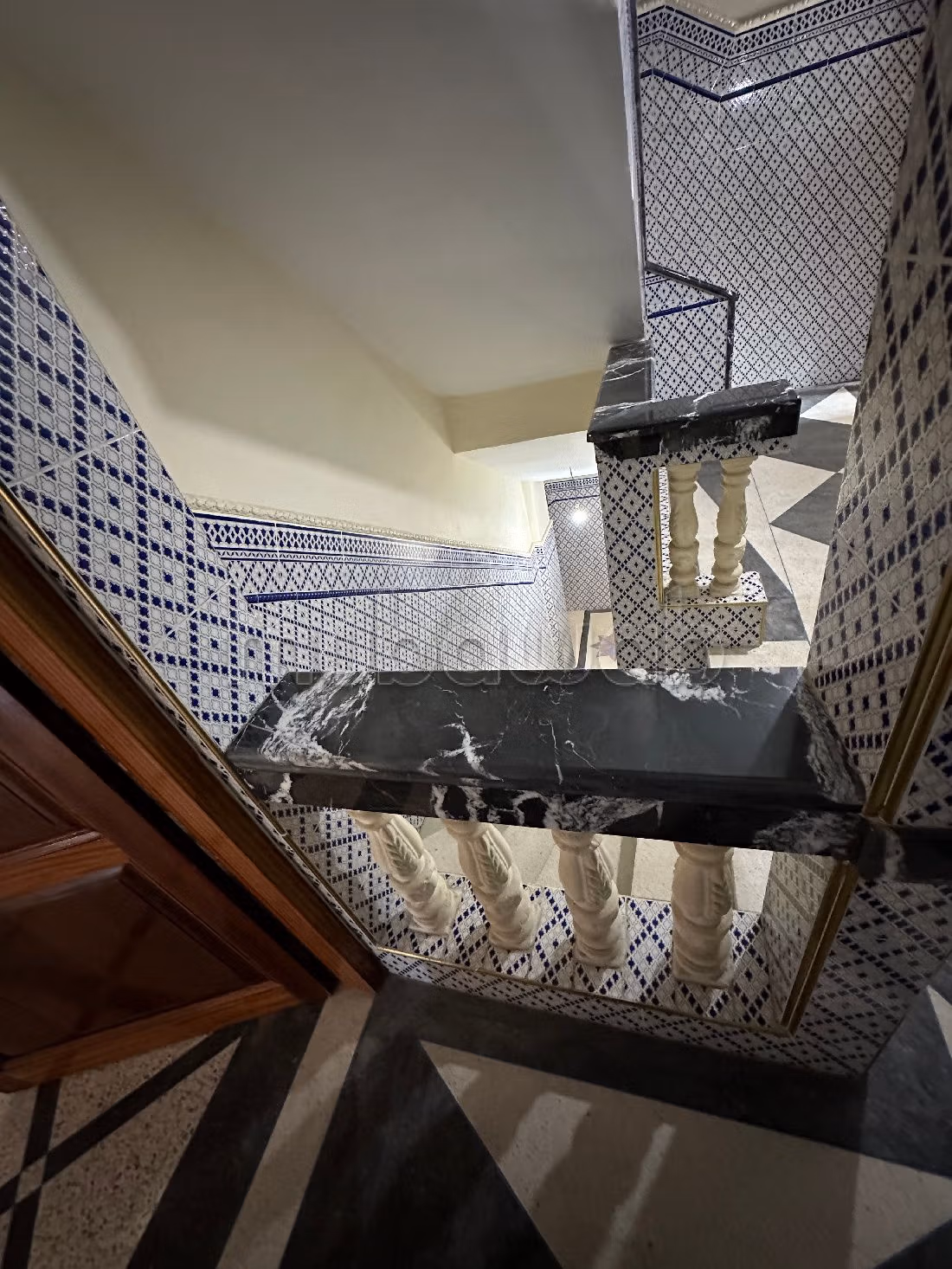 House for sale. Large area 810 m². Equipped kitchen.