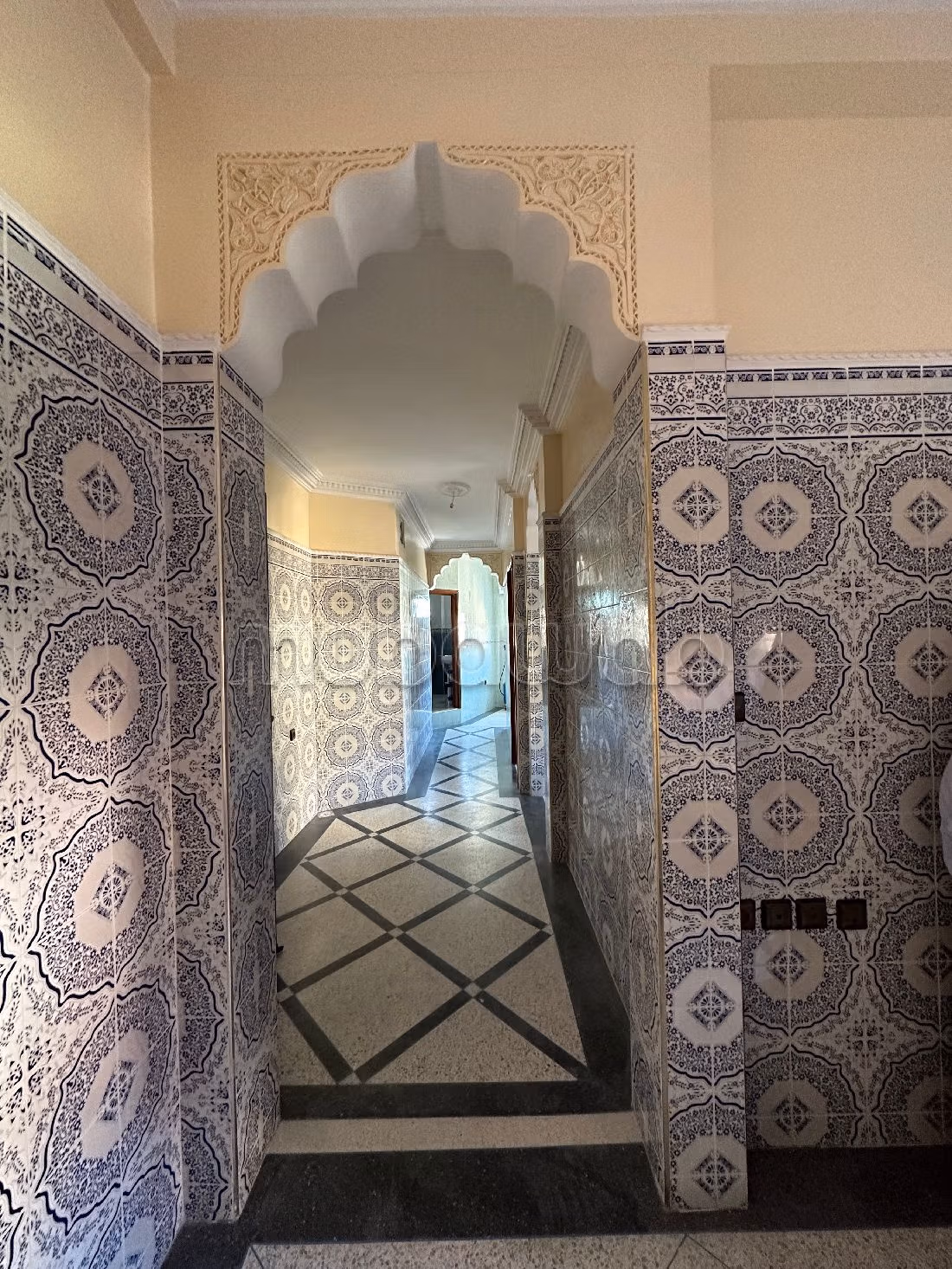 House for sale. Large area 810 m². Equipped kitchen.