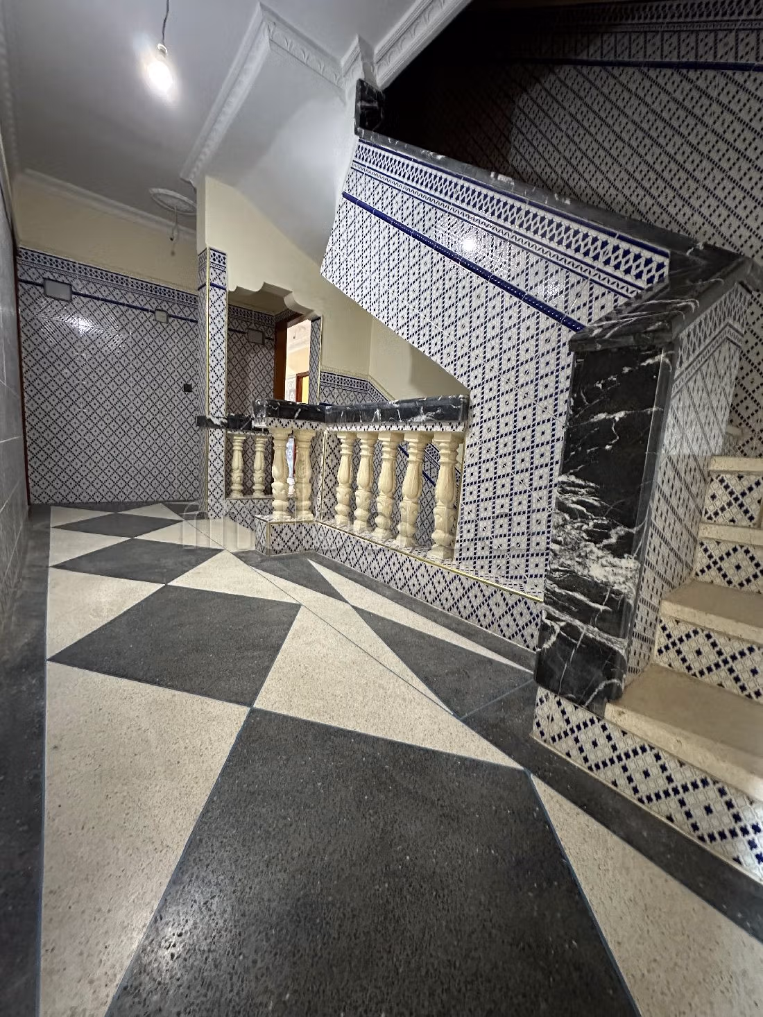 House for sale. Large area 810 m². Equipped kitchen.