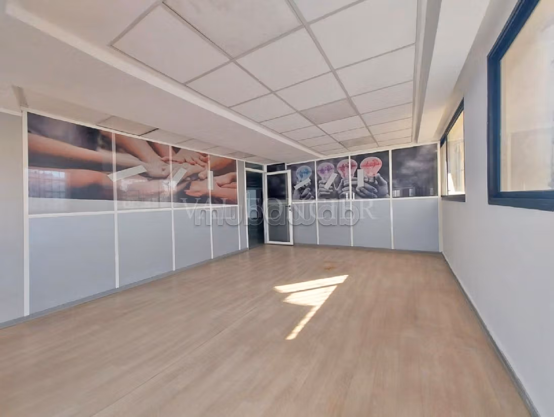 Offices for rent in Centre Ville. Dimension 260 m². Lift